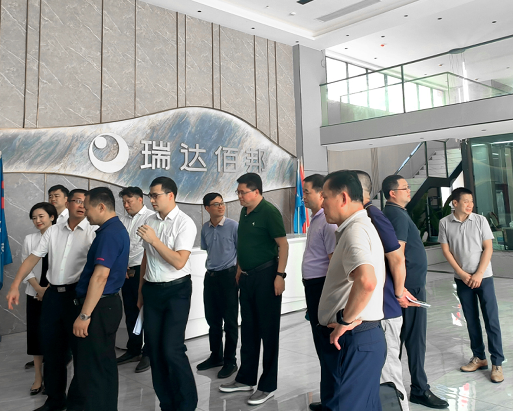 Li Weizhong, líder del Comité Municipal de Sihui, y su equipo visitaron Guangdong Sweebond Sealing System Co., Ltd para realizar investigaciones y obtener orientación.